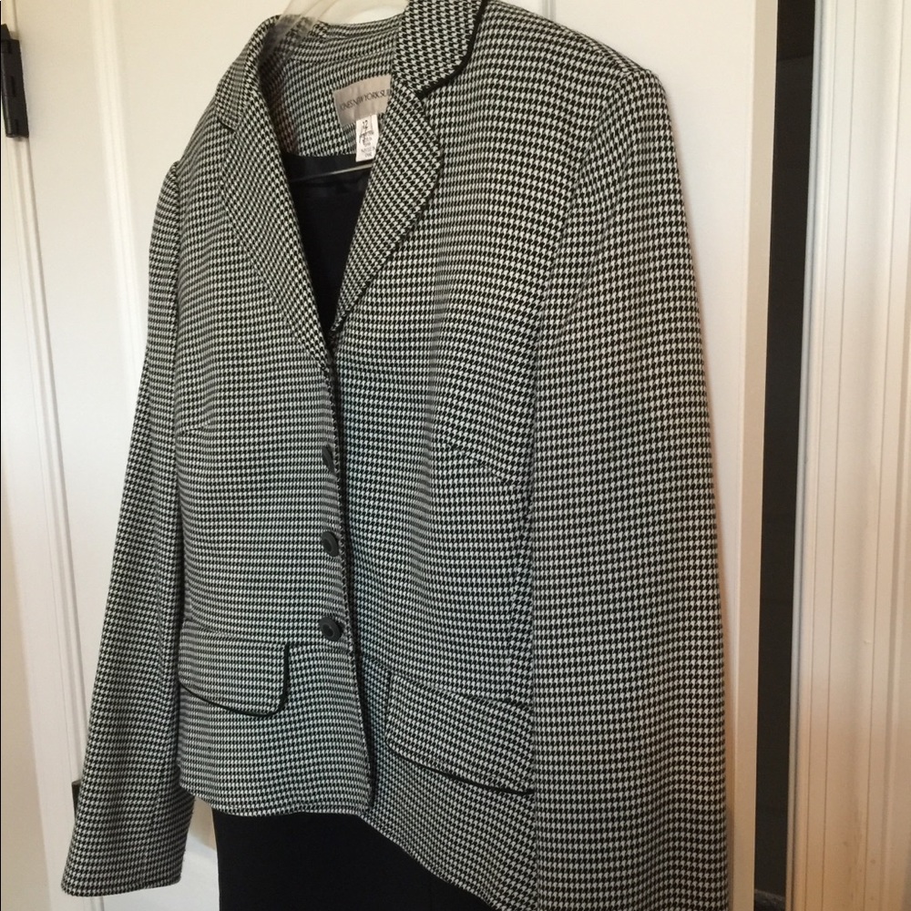 Classic houndstooth Jones New York suit.